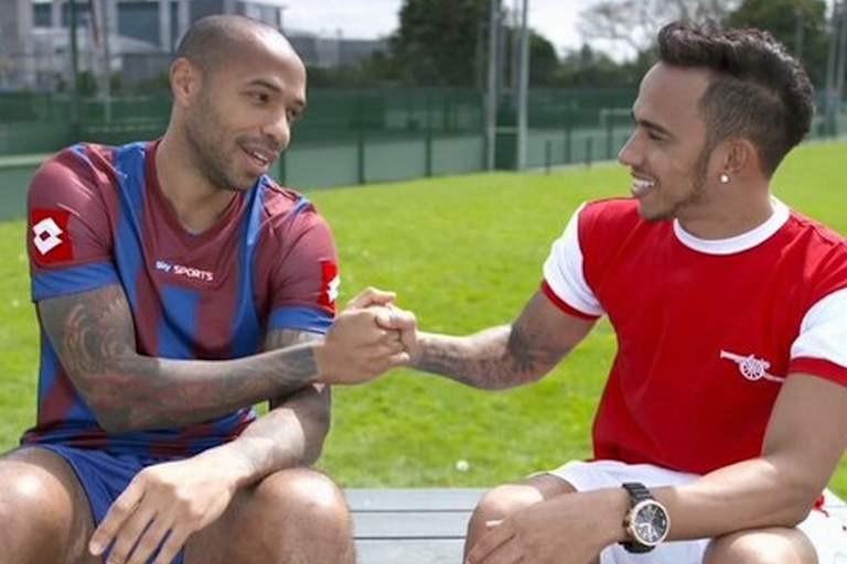 Hamilton mit Arsenal-Legende Thierry Henry