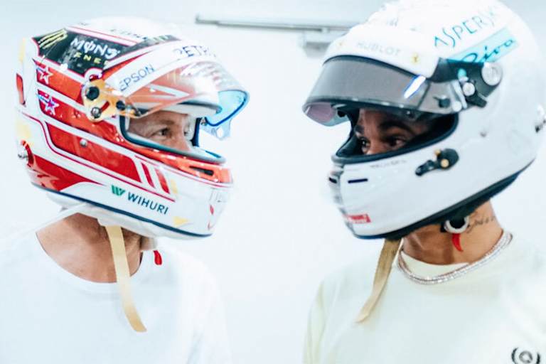 Deutlich zu erkennen: Hamilton passt der Helm nicht so gut