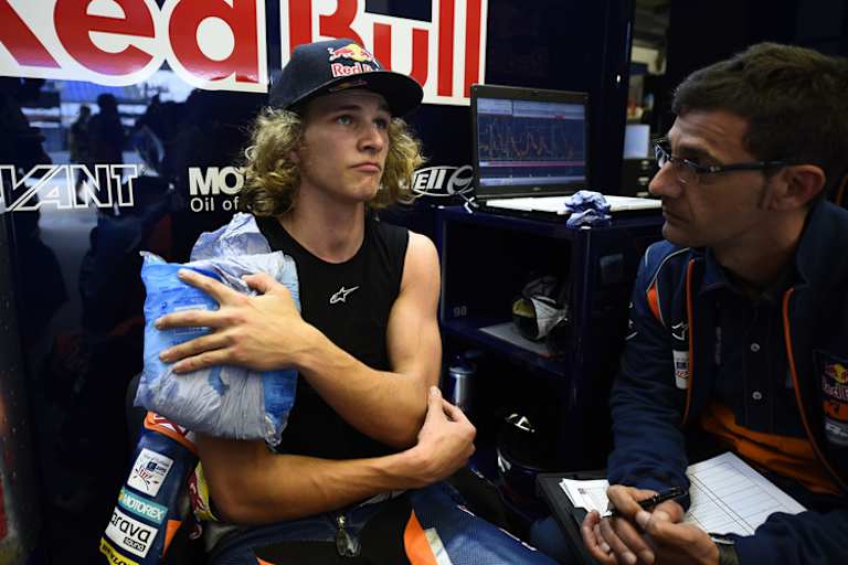 Karel Hanika kühlt sein gebrochenes Handgelenk