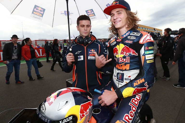 Karel Hanika am Startplatz in Valencia, dahinter Ex-GP-Pilot Joan Olivé