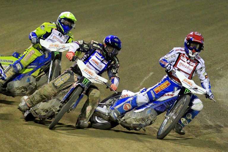 Nicki Pedersen (re.) bahnt sich seinen Weg