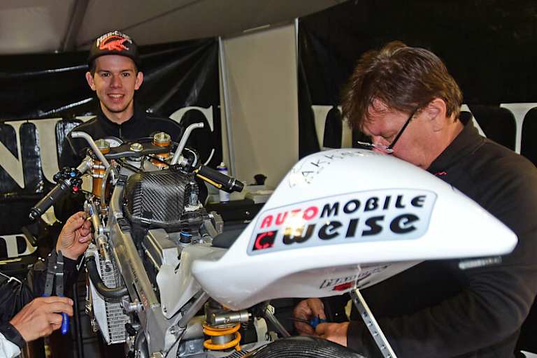 Hanus 2014 in seinem Boxenzelt beim Sachsenring-GP