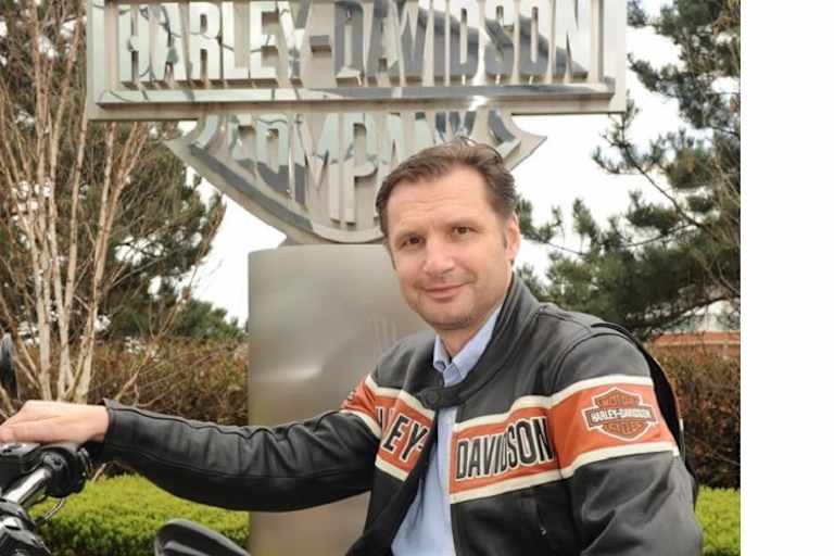 Christian Arnezeder: Nach 20 Jahren und einem halben Jahr nach erneuter Beförderung die Company verlassen 