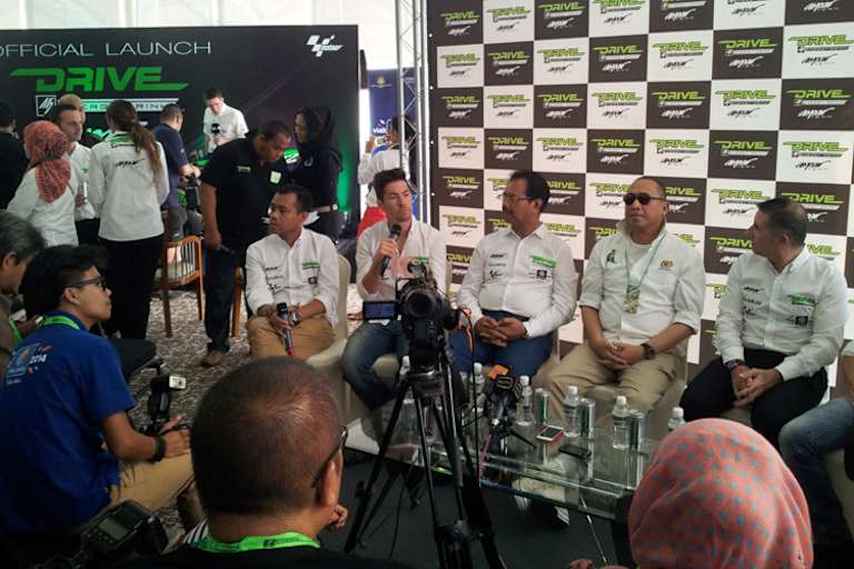 Der Herr mit der Sonnenbrille verteilt die Millionen des Tourismus-Ministeriums