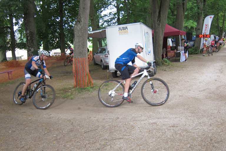 Teuchert (hinten) mit dem Rad unterwegs