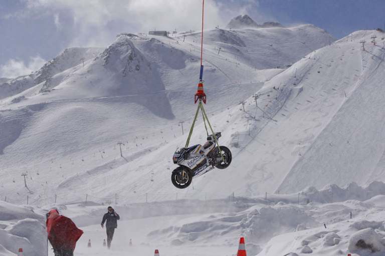 Die Ducati wurde mit dem Helikopter auf 2500 Meter Höhe angeliefert