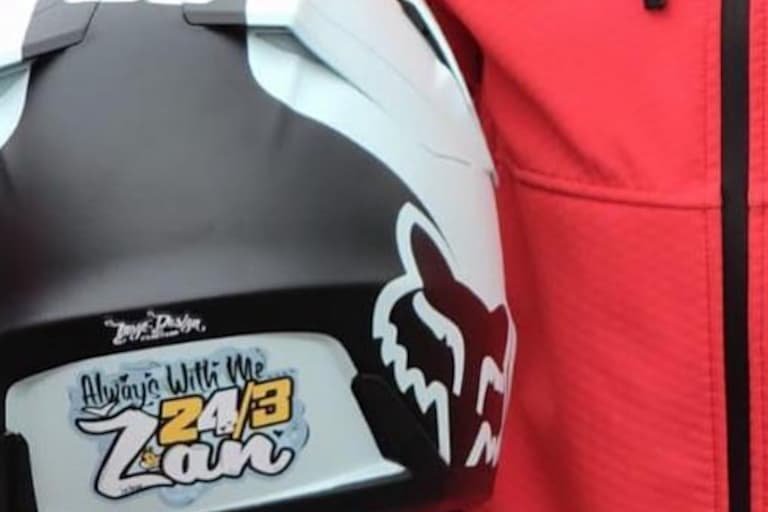 Der Helm ehrt Tim Gajsers Bruder Zan, der bereits im Kleinkind-Alter gestorben ist