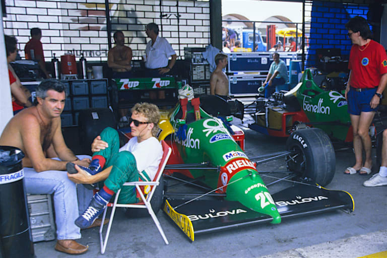 Herbert im Training, links sitzt Flavio Briatore