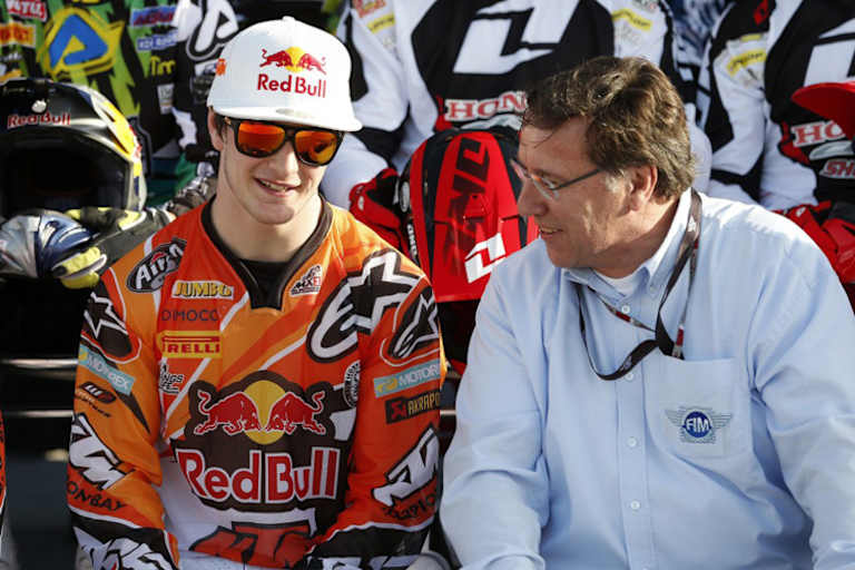 Jeffrey Herlings und FIM-Kommissionspräsident Dr. Wolfgang Srb
