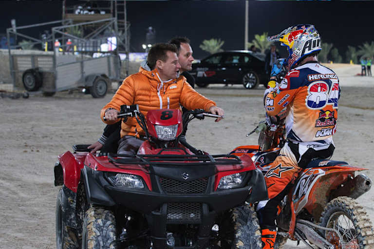 Mission erfüllt: Jeffrey Herlings fährt nach der Zielankunft direkt zu seinem Chef Pit Beirer