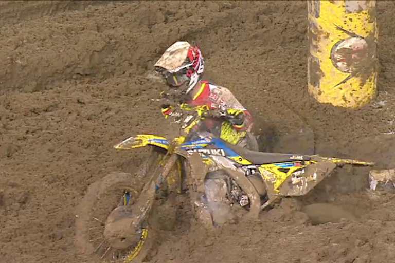 Justin Hill versinkt im Schlamm