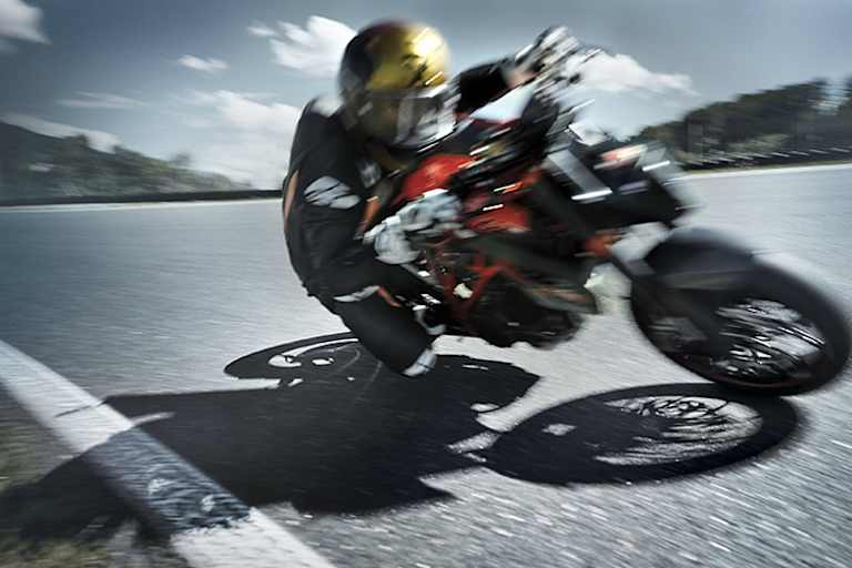 Marcel Hirscher 2016 auf der KTM Duke auf dem Salzburgring