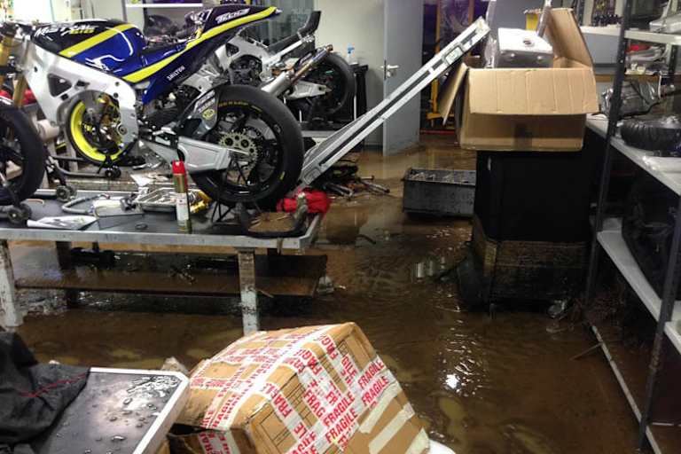 Die Moto2-Maschinen standen zum Glück auf den Arbeitsständern und blieben verschont