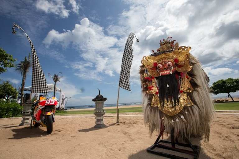Bei der Teampräsentation auf Bali gingen Tradition und modernste Technik Hand in Hand