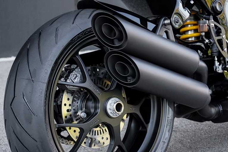 Makannte Auspuffanlage, an der Raw in Schwarz, der ein ebenso markannter Sound entweicht