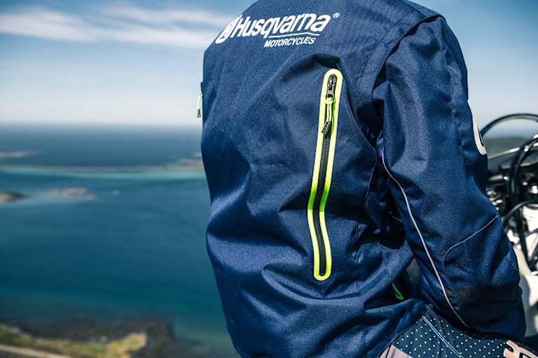 Naheliegend, die Jacke «Gotland» zu nennen. Wenn’s mal heiß wird, helfen an Vorder- und Rückseite Ventilationsöffnungen