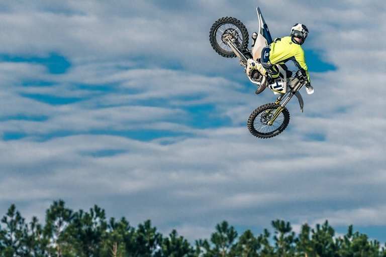 Die Zweitakter mit 125 und 250 ccm bekamen für geschmeidige Höhenflüge neu abgestimmte Mikuni-Vergaser