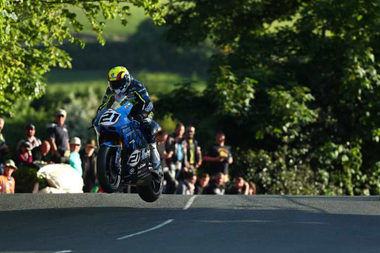 Suter MMX über die legendäre Ballaugh Bridge