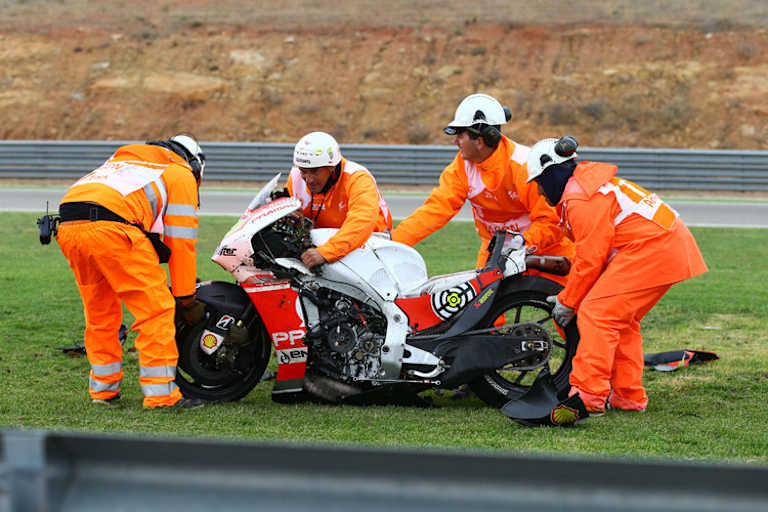Andrea Iannones Bike nach dem Crash in Aragón