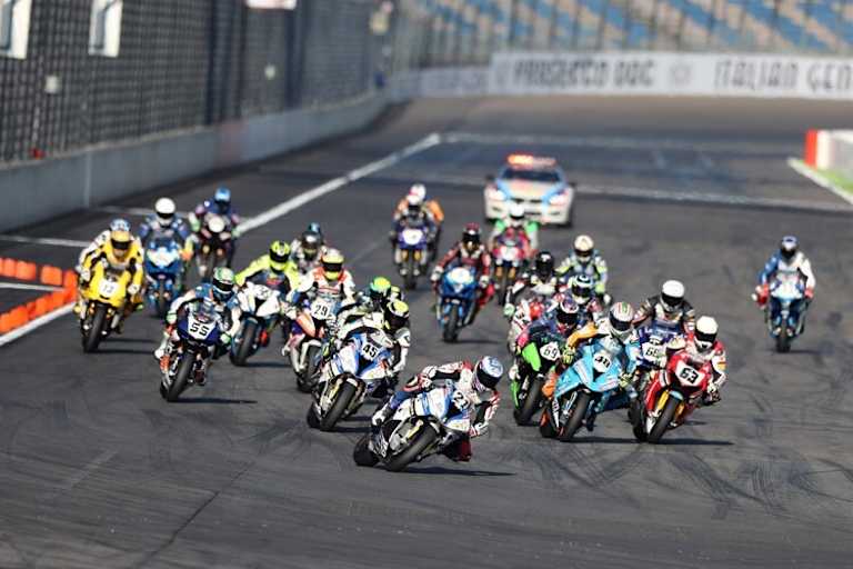 IDM Lausitzring 2017: Bei den Superbikes war richtig was los