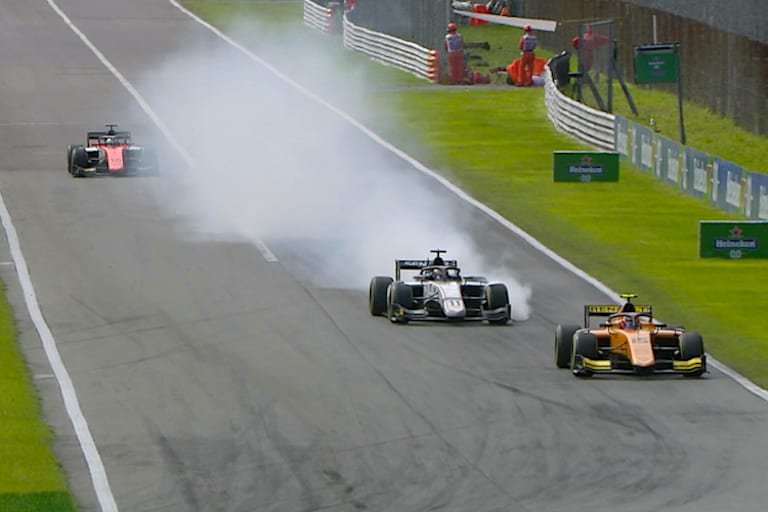 Callum Ilott verschenkt seine Siegchance, vorne Jack Aitken