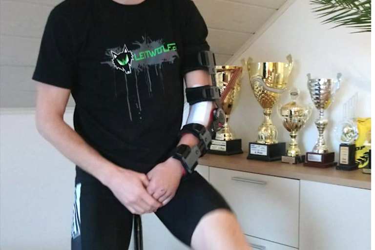 Der Österreicher mit Orthese am Ellbogen