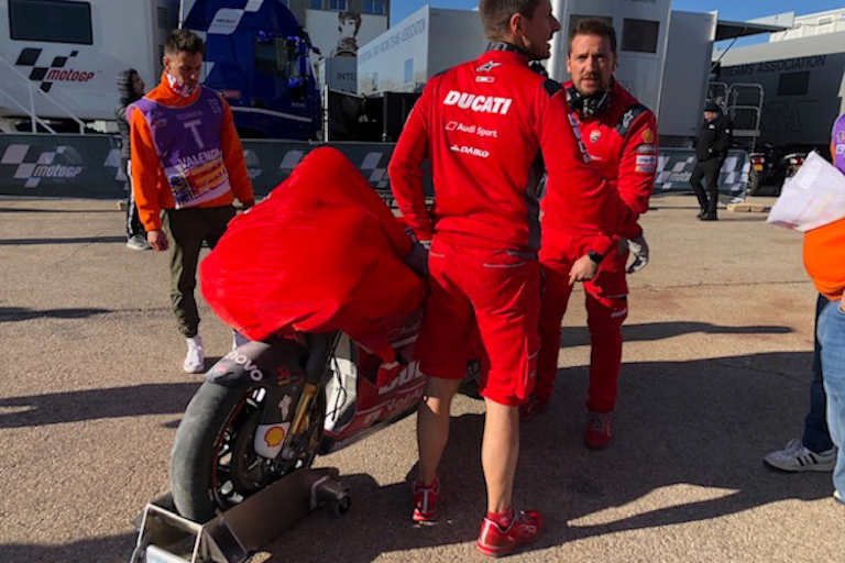 Die Ducati von Pirro wurde im Kiesbett gelöscht und zurück an die Box gebracht