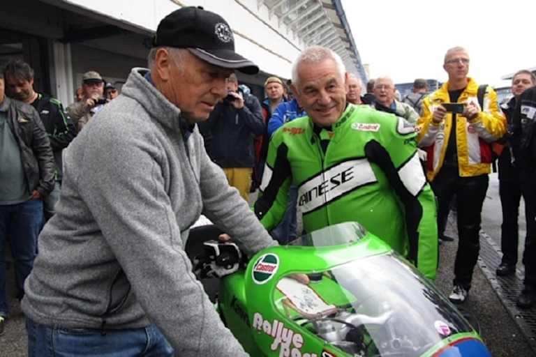 Mang mit seinem Chefmechaniker Sepp Schlögl (links)