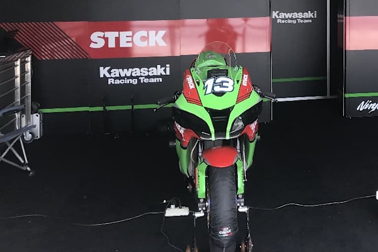 Die Kawasaki ZX-10RR steht für West bereit 