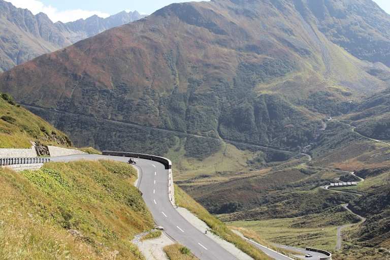 Der Herbst ist die schönste Zeit, um Alpenpässe zu befahren - und die gibt es nicht nur in der Schweiz 
