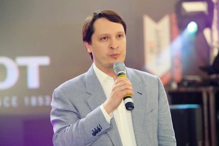 Alexander Yakhnich sorgt für die erforderlichen Finanzmittel