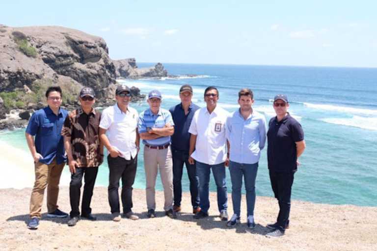Ricky Baheramsjah, ITDC Director Edwin Darmasetiawan, ITDC President Abdulbar Mansoer, Dorna-CEO Carmelo Ezpeleta, Roadgrip Indonesia Director Raoul Pasaribu, Construction-Director Ngurah Wirawan, Carlos Ezpeleta, Managing Director Mark Hughes