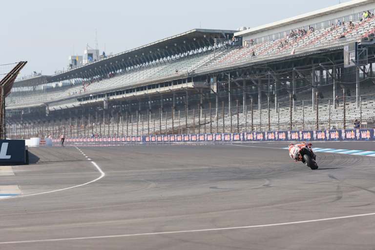 Nach der Kurve 16 geht es hinaus auf die Gerade des berühmten Indy-Ovals