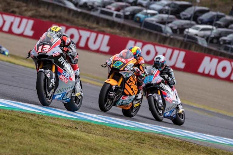 Tom Lüthi und Marcel Schrötter im Positionskampf mit Jorge Navarro