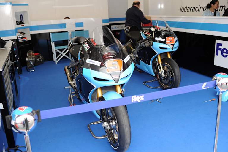 Iodaracing-Box heute während des 1. Mugello-Trainings: Die Aprilia stehen tatenlos herum