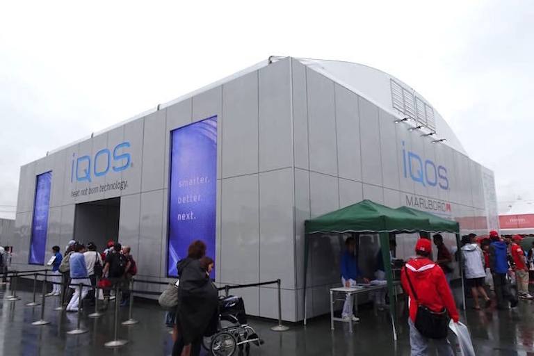 IQOS-Werbung an der Suzuka-Rennstrecke