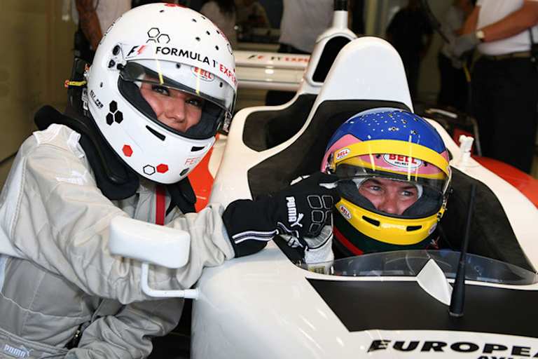 Jacques Villeneuve mit einem glücklichen Taxigast