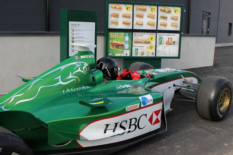 Gelungene Werbeaktion: Zur Eröffung einer finnischen Subway-Filiale fuhr ein Formel-1-Bolide vor