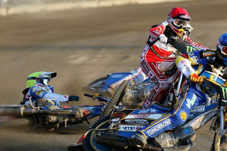 In diesem Sturz brach sich Hampel (Rot) den Oberschenkel