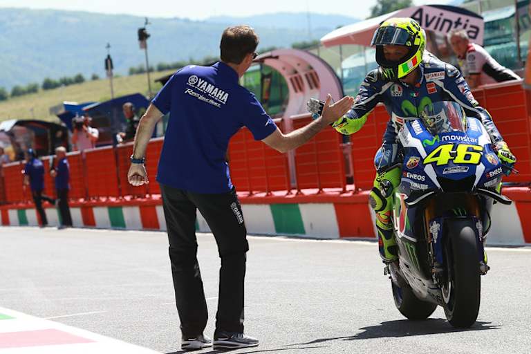 Nach der Pole in Mugello: Lin Jarvis mit Valentino Rossi