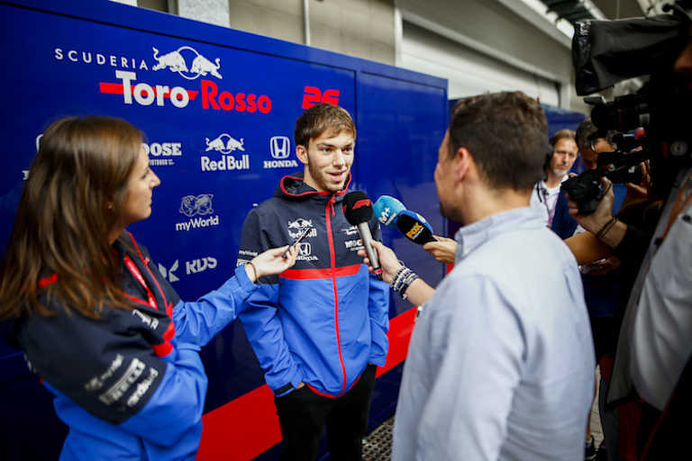 Jennifer Seeber mit Pierre Gasly 2019 in Brasilien