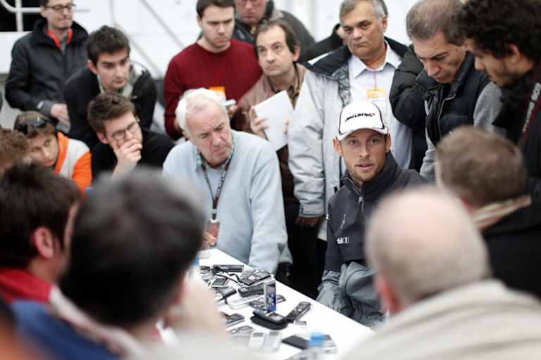 Formel-1-Champion Button bei einer Medienrunde in Jerez