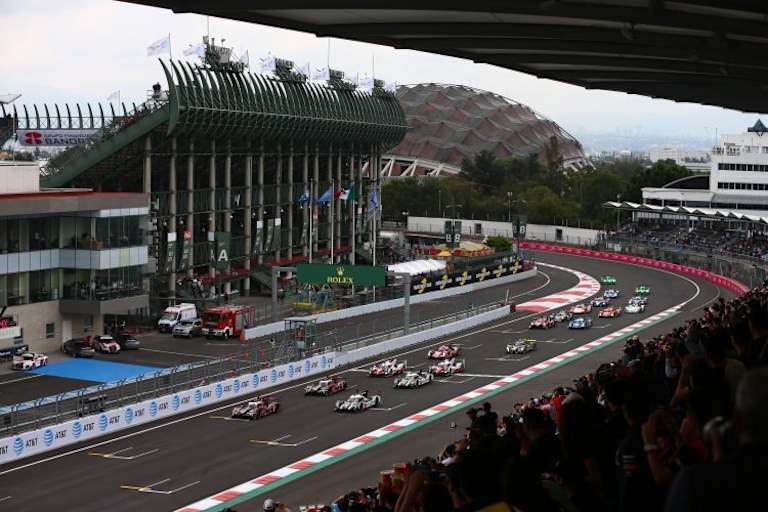 Der Start zum 6-Stunden-Rennen. Links ist die Tribüne des Baseball-Stadions zu sehen