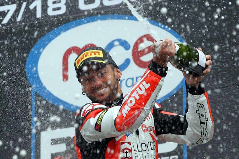 John Hopkins: Zurück auf dem Podium