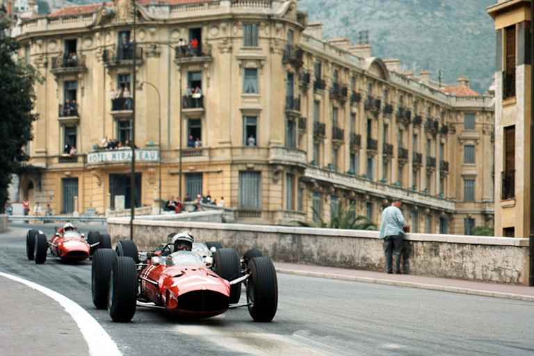 John Surtees im Ferrari auf dem Weg zum WM-Titel 1964