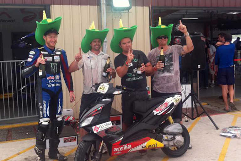 Der Start zur Siegesparty mit Jones (li.)