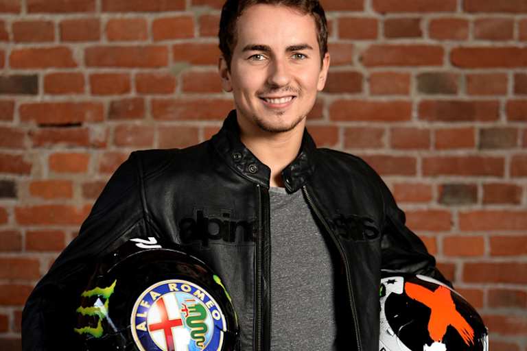 Jorge Lorenzo wirbt auf dem Helm (li.) für Alfa Romeo