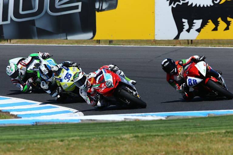 Jules Cluzel (Mitte) ist mit seinem Bike noch lange nicht zufrieden