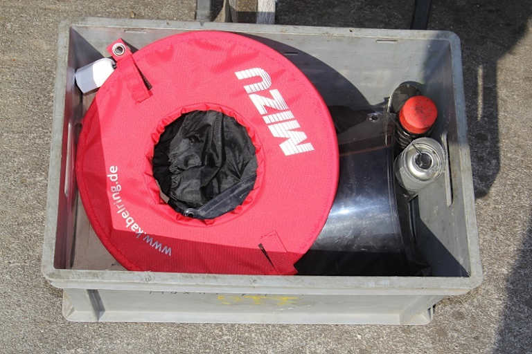 Alles beisammen in einer Kiste: Reifenwärmer, Sprays, Sturzteile und das Anschlusskabel im Kabelring