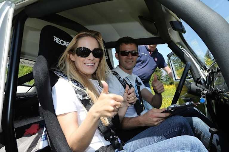 Klare Platzverteilung: Andrea Kaiser als Beifahrerin, Sébastien Ogier lenkt